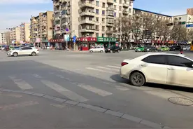 发病女子交通岗光脚拦车 市民和民警耐心劝离图片