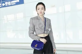 何泓姗休闲高级穿搭，格子西服搭配阔腿裤大秀蚂蚁腰，真吸睛图片
