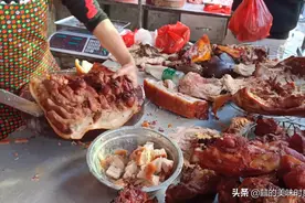 广东美女在农村卖烧猪，55元一斤火了44年，徒手砍肉客人还吃得欢图片