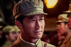 把“小鲜肉吴京”和“铁血军人吴京”放在一起看，差别就出来了图片