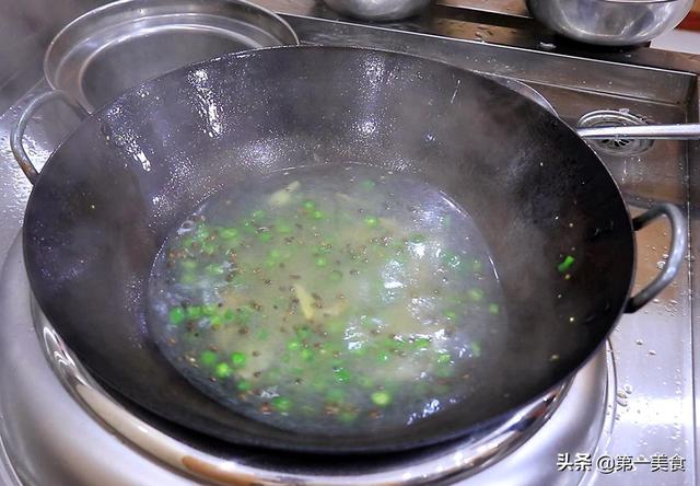 白菜和草鱼一起做，原来这么好吃，掌握这个关键，汤汁浓白鲜香