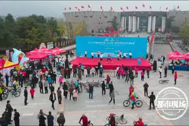 大批人骑车上龙虎山，竞相追逐玩嗨了，什么情况？图片
