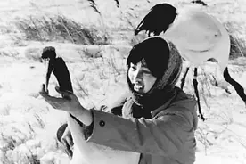 1987年江苏一姑娘突然离世，追悼会近千人前来送行，她有何身份？图片
