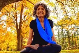 瑜伽是否是长寿之法？知名百岁瑜伽大师的心得，给你一些提示图片