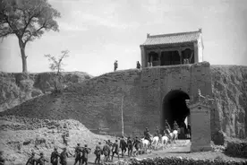 八路军老连长挨打，团长下令报仇，刘伯承：全团整顿图片