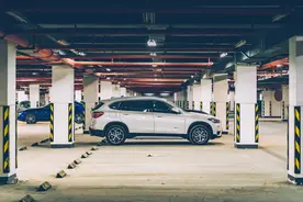 上海闵行：私家车在地下车库被砸中，物业和业委会谁担责？法官说法图片