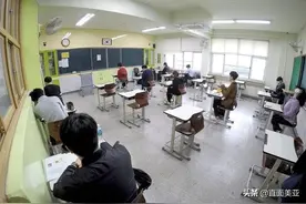 疫情下的韩国公务员考试：30万人报考 摘3次口罩 成绩或被判无效图片