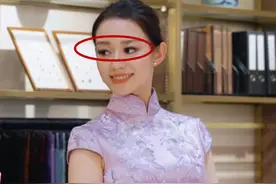 都说吉娜戴假睫毛有点土，当她卸掉那一刻，一眼就让人沦陷了图片