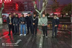 路边下象棋竟然被抓？！怎么肥事？图片