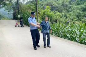 当调皮的孩子遇上暖心的民警哥哥......图片