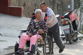 75岁大妈倾诉：请48岁男人当住家保姆，前期很开心，后面却很窝火图片