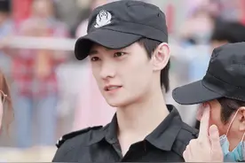 杨洋《元气满满的哥哥》新路透，穿保安服造型帅气吸睛图片