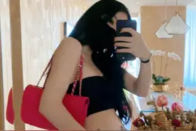 李咏女儿法图麦晒性感自拍照，各种奢侈品戴一身，哈文留言显宠溺图片