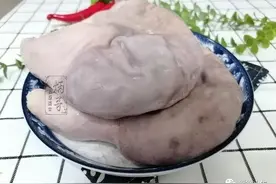 洗猪肚，有人用盐，有人用淀粉洗猪肚，其实都不对，这样洗才正确图片