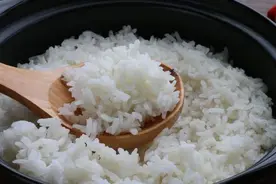 蒸米饭时，锅里只加水就错了！大厨教你一招，蒸熟的米饭更好吃图片
