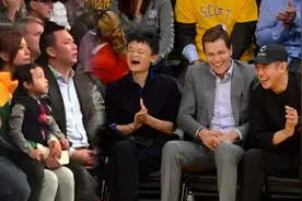 NBA第一排坐的都是什么人？各种大佬都有，一张票顶1年工资图片