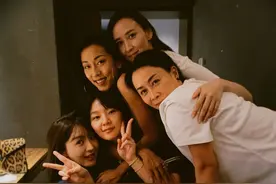 胡静携老公与姐姐们聚餐，夫妻热聊那英被冷落，吉克隽逸打扮火辣图片