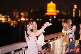 长江大桥上看灯光秀 | 图集图片
