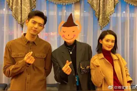 李现李沁春晚合影曝光，看到她剪短发的样子，网友：发型有点显老图片