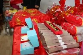 25年前捡来的女婴，养母要20万彩礼作为补偿，女儿下跪求母亲成全图片