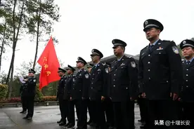 昨天，十堰这支英雄队伍又经历了一场战火硝烟般的洗礼图片