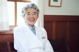 70岁日本奶奶的晚年晒照：一人一猫一间老房子，日子过得精彩舒适图片