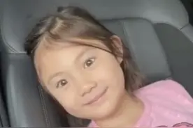 陈冠希父女接机秦舒培时玩直播，女儿大秀中文，活泼好动变表情包图片