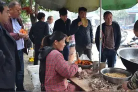 80后夫妻摆摊卖特色美食，10元一碗能吃饱，每天排队才吃得上图片