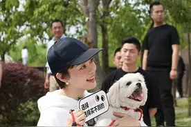37岁孙俪气质年轻，上厚的粉底遮不住痘印，脸还是嫩图片