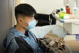 “我的眼睛给你一只”，双胞胎哥哥病危失明，弟弟祈求别把他独自留在世上图片