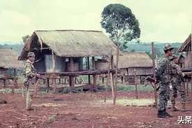 越战中美国士兵镜头里越南少数民族：全住茅草屋，生活状态很原始图片