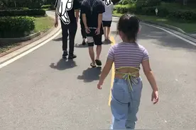 五岁小女孩随父“出征”图片