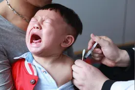 小孩注射疫苗时的9个搞笑瞬间，各种表情包，你家宝宝是这样吗图片