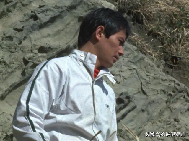怪兽坐着坦克出现了，赛文奥特曼被怪兽碾压，怪兽：看我的厉害
