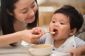 给宝宝喂米粉，家长常犯4个错误，自以为对宝宝好，其实伤害不小图片