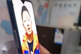 外甥被老师在线抽查课文背诵，舅舅一旁帮作弊，网友：不是好事图片