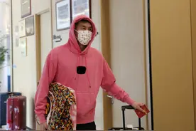 男篮全员报到！艾伦阿布潮男，金金伦化，大鸟戴护具，赵睿很低调图片