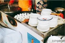 安徽61岁大叔做早餐29年，1.5元1个的牛肉煎包，4小时卖出2000个图片