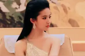 刘亦菲这么敢穿？胸前只有一块三角布，裙侧挖空秀肉感“水蛇腰”图片