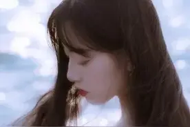 我只能远远的看着你的背影，连招呼的勇气都没有图片