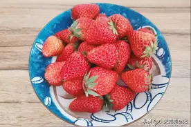洗草莓，用盐还是用面？都不对，教你正确方法，农药脏东西都洗掉图片
