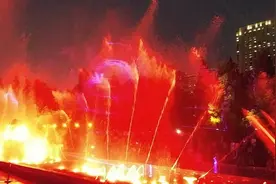 沈阳中山公园上演音乐喷泉灯光秀图片