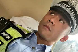 四川“最帅”交警，健身15年练成巨石强森，网友：这身材谁敢惹？图片