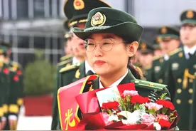 武警警官退役仪式，纪念品亮了图片