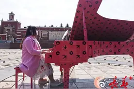 这里有蓝天、红墙、绿松和粉红色钢琴……图片