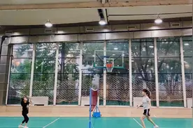李小璐陪女儿打羽毛球 甜馨扎高马尾挥拍姿势专业图片