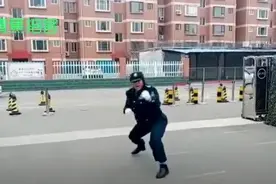 保安阿姨校门口打拳练功夫：8秒钟我就能制服坏人图片