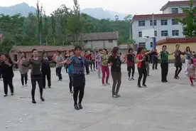 老人跳交谊舞？别拿任性当个性，农村老人的交谊舞容易出问题图片