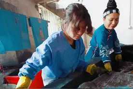 她用花草和泥土染衣服，将非遗穿在身上图片