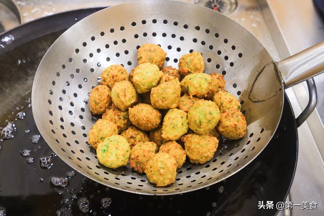 家常炸萝卜丸子的正确教程，色泽金黄，外酥里嫩不回软，省时省力